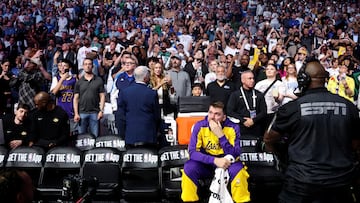 Doncic, visiblemente emocionado en el banquillo de los Lakers antes de enfrentarse a los Mavericks en Dallas.