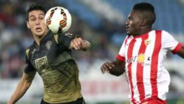 GRA360. ALMERIA, 04/10/2014.- El defensa chileno del Elche, Enzo Roco (i), disputa un balón con el delantero francés del Almeria, Thievy, durante el encuentro correspondiente a la séptima jornada de primera división, que disputan esta noche en el estadio Juegos del Mediterraneo de Almeria. EFE / Carlos Barba.