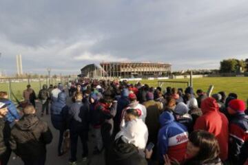 Colas infinitas de los seguidores del San Lorenzo para ver la Gran Final