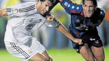 <b>PENALTI POR AGARRÓN</b> En la imagen se comprueba cómo Diego Camacho tiene agarrado por la camiseta a Van Nistelrooy en la jugada que el árbitro entendió como penalti. Se observa también que el holandés agarra al defensor por el pantalón. Diego Camacho vio la segunda amarilla por esta acción.