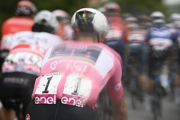 João Pedro Gonçalves Almeida de UAE Team Emirates con el maillot rosa.