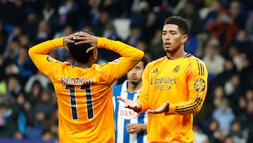 Rodrygo y Bellingham se lamentan por una ocasión perdida.