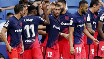 Renan Lodi celebra el gol de Carrasco al Espanyol.