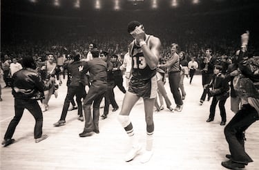 
Hace algunos años, ESPN eligió este como el mejor séptimo partido en la historia de las Finales NBA. Recordado sobre todo por el inesperado y emocional regreso de Willis Reed, que a priori no iba a jugar por lesión. Su aparición triunfal antes del salto inicial y su energía (metió las dos primeras canastas del partido, toda su aportación con obvios problemas musculares) incendiaron la atmósfera en la Gran Manzana y llevaron a los Knicks en volandas hacia el anillo.