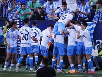 Los jugadores del Málaga festejan el 1-0 de Roberto al Antequera.