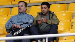 Es chileno, trabaja con Marcelo Bielsa en Uruguay y así habla de él en Santiago 2023