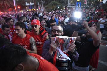 Los jugadores del Almería recorren en autobús la capital almeriense y celebran con sus seguidores el ascenso a Primera División.