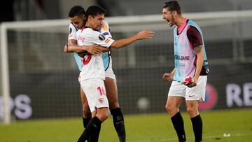 Fernando abraza a Navas, llorando.