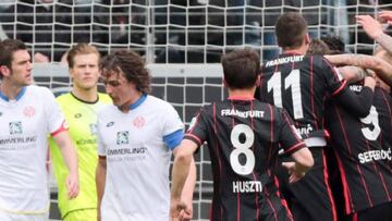 Los jugadores del Frankfurt celebran la igualdad en el Commerzbank-Arena