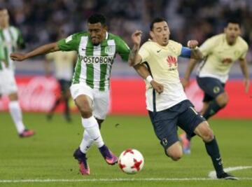 KMA114. Yokohama (Japan), 18/12/2016.- Atletico Nacional's defender Farid Diaz (L) and Club America's captain midfielder Rubens Sambueza (R) struggle for the ball during the FIFA Club World Cup Japan 2016 third-place match in Yokohama, south of Tokyo, Japan, 15 December 2016. (Tokio, Mundial de Fútbol, Japón) EFE/EPA/KIYOSHI OTA