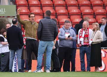El actor y copropietario del Wrexham, Ryan Reynolds, reacciona en el campo antes del partido.