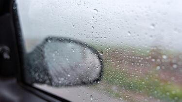¿Cómo desempañar los vidrios del auto cuando llueve?