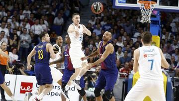 Jaycee Carroll pasa a Luka Doncic durante el Real Madrid-Barcelona.