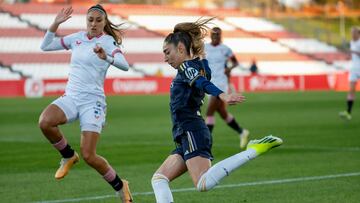 SEVILLA, 09/03/2024.- La defensa Débora García del Sevilla disputa un balón ante la defensa Olga Carmona (d) del Real Madrid este sábado, durante el partido de la jornada 19 de la Liga F, entre el Sevilla y el Real Madrid, en el estadio Jesús Navas de la capital andaluza. EFE/ Julio Muñoz