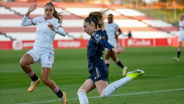 SEVILLA, 09/03/2024.- La defensa Débora García del Sevilla disputa un balón ante la defensa Olga Carmona (d) del Real Madrid este sábado, durante el partido de la jornada 19 de la Liga F, entre el Sevilla y el Real Madrid, en el estadio Jesús Navas de la capital andaluza. EFE/ Julio Muñoz
