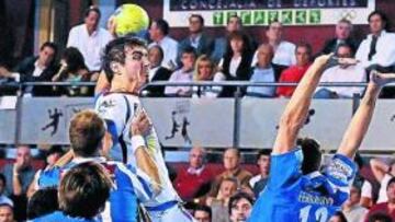 <b>CUATRO GOLES. </b>Buntic lanza ante Hérnandez Casado (Portland).