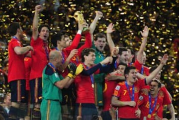 La Furia Roja adoptó este color desde sus inicios, en 1920, y pese a que se modificó al blanco y al azul por los motivos políticos que se vivían en España durante la Guerra Civil, ha sido siempre parte de su identidad. España ganó la Copa Mundial de 2010 en Sudáfrica y es tres veces Campeón de Europa