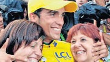 <b>EMOCIONES. </b>Contador en el momento de abrazar a su madre, Paqui, y a su novia, Macarena.