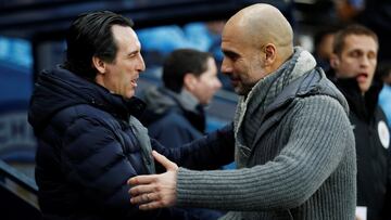 Unai Emery y Pep Guardiola se saludan antes de un partido.