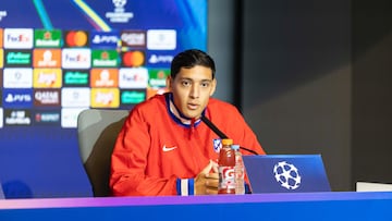 Nahuel Molina atiende a la prensa.