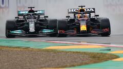 Lewis Hamilton (Mercedes W12) y Max Verstappen (Red Bull RB16B). Ímola, Italia. F1 2021.