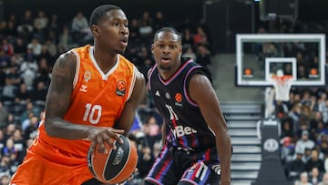 Paris (France), 13/11/2025.- Joel Ayayi (C) of Paris Basket and Omari Moore (L) of Valencia Basket Club in action during the Euroleague Basketball match between Paris Basketball and Valencia Basket Club in Paris, France, 13 November 2025. (Baloncesto, Euroliga, Francia) EFE/EPA/Mohammed Badra