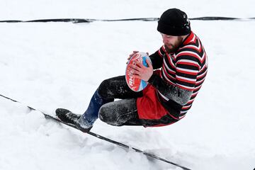 Jugadores de rugby aficionados participan en un torneo de rugby sobre la nieve en el suburbio de Zelenograd de Moscú. El evento deportivo anual reúne a 28 equipos masculinos y 12 femeninos.