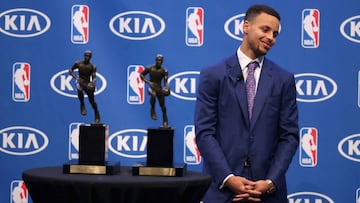 Stephen Curry con sus dos MVP durante la ceremonia de entrega.