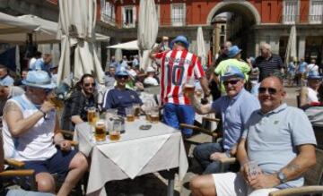 Los ingleses esperan la hora del partido disfrutando de las terrazas de la Plaza Mayor.