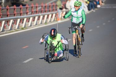 Dos personas participan en la 47ª edición del Zurich Rock 'N' Roll Running Series, a 27 de abril de 2025, en Madrid (España).