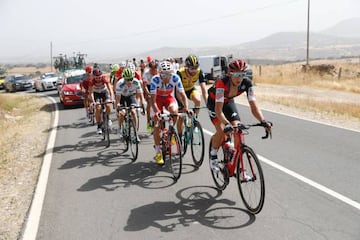 Luis Ángel Maté, en defensa de su maillot de la Montaña, se volvió a meter en la escapada, de la que salió victorioso Ben King.