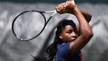 La joven tenista estadounidense Coco Gauff entrena en Wimbledon.