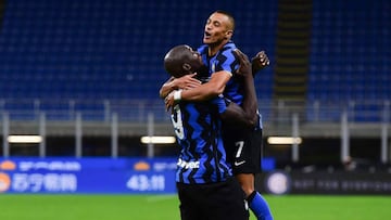 Inter Milan's Belgian forward Romelu Lukaku (C) embraces Inter Milan's Chilean forward Alexis Sanchez after scoring during the Italian Serie A football match Inter vs Fiorentina on September 26, 2020 at the Giuseppe-Meazza (San Siro) stadium in Milan. (Photo by Miguel MEDINA / AFP)