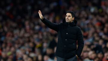 Mikel Arteta, entrenador del Arsenal, da indicaciones durante un partido.