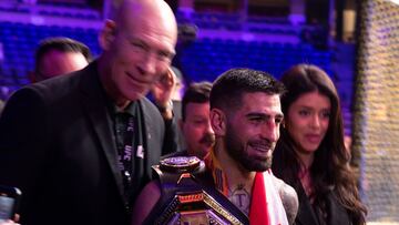 ANAHEIM (EE.UU.), 18/02/2024.- El luchador hispanogeorgiano Ilia Topuria con su cintur¨®n tras su victoria contra el australiano Alexander Volkanovski, durante el combate del UFC298 celebrado el s¨¢bado en el pabell¨®n Honda Center de la ciudad de Anaheim (California, EE.UU.). Topuria se proclam¨® este s¨¢bado campe¨®n mundial de UFC en la categor¨ªa de peso pluma tras arrebatar dicho t¨ªtulo a Volkanovski gracias a un KO en el segundo asalto. EFE/Armando Arorizo