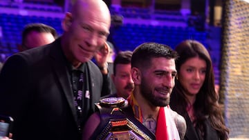 ANAHEIM (EE.UU.), 18/02/2024.- El luchador hispanogeorgiano Ilia Topuria con su cinturón tras su victoria contra el australiano Alexander Volkanovski, durante el combate del UFC298 celebrado el sábado en el pabellón Honda Center de la ciudad de Anaheim (California, EE.UU.). Topuria se proclamó este sábado campeón mundial de UFC en la categoría de peso pluma tras arrebatar dicho título a Volkanovski gracias a un KO en el segundo asalto. EFE/Armando Arorizo
