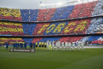 Los equipos salen al campo ante un espectacular mosaico del Camp NOu.