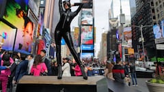 Alessia Mancini from Italy poses in Times Square dressed as Catwoman on Halloween in Manhattan, New York City, U.S., October 31, 2022.  REUTERS/Andrew Kelly