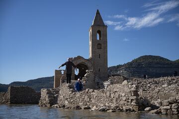 La gran sequía que sufre toda la península ha dejado al descubierto algunos tesoros. En el pantano de Sau, que ahora está al 30% de su capacidad, ha emergido el antiguo pueblo sepultado de Sant Romà que quedó inundado tras la construcción del pantano en 1963.