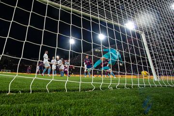 1-1. Córner que lanza Raphinha, Robert Lewandowski remata de cabeza, superando a Gazzaniga, para poner el empate en el marcador.