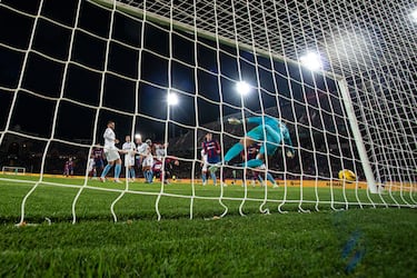 1-1. Córner que lanza Raphinha, Robert Lewandowski remata de cabeza, superando a Gazzaniga, para poner el empate en el marcador.
