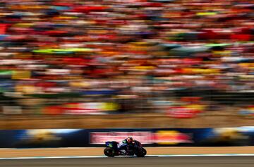 Maverick Viñales durante la vuelta de calentamiento en el GP de España.