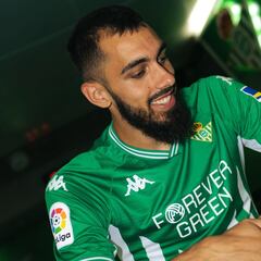El Betis da a conocer la camiseta "con el escudo más grande"