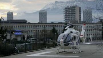 UN MES INGRESADO. El hospital de Grenoble concita la atenci&oacute;n de los aficionados de la F&oacute;rmula 1 desde que Schumacher ingres&oacute; en &eacute;l.
 