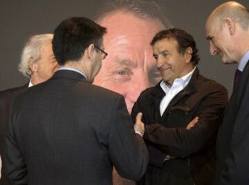 Multitudinaria despedida a Johan Cruyff en el Camp Nou. En la imagen la delegación del Valencia encabezada por José Ramón de Alexanco junto a Josep María Bartomeu.