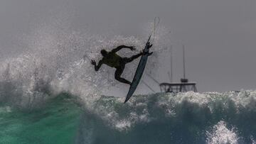 La destreza de un surfista campeón mundial