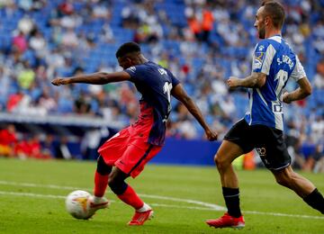 Remate de Lemar dentro del área que toca Diego López, pero no logra evitar el tanto de la remontada.