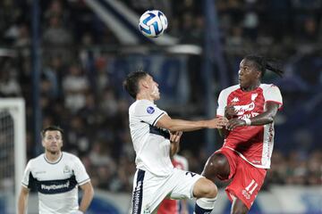 Bruno Palazzo (i) of Gimnasia and Hugo Rodallega (d) of Santa Fe