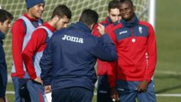 Jos&eacute; Ram&oacute;n Sandoval da &oacute;rdenes a sus jugadores durante un entrenamiento del Granada previo al encuentro de Copa del Rey ante el Valencia.