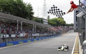 Jenson Button pasando la línea de meta el 18 de octubre de 2009, en Interlagos, día que consiguió el campeonato del mundo de la Fórmula 1.